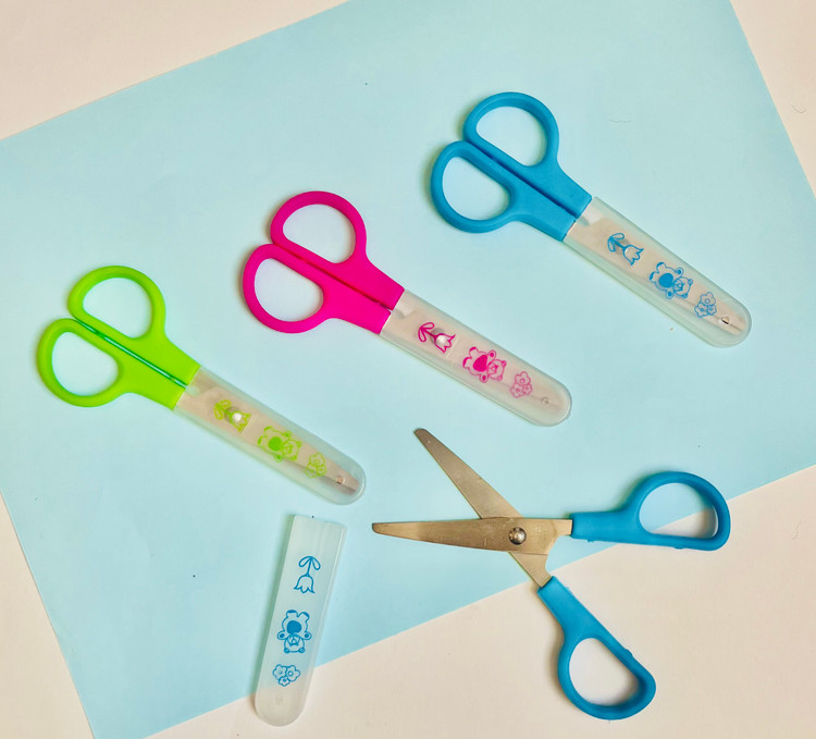 قیچی غلافدار تیز و ایمن